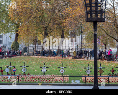 Viele Kreuze und andere Ehrungen auf der Westminster Abbey Feld der Erinnerung, London, UK, in Erinnerung an die im ersten Weltkrieg gefallenen Eins und Zwei. Stockfoto