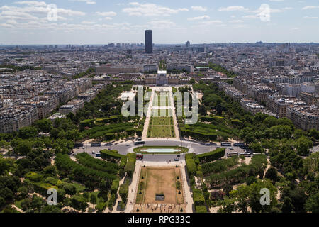 Luftaufnahme im Park Champ de Mars, der Ecole Militaire und dem südöstlichen Teil von Paris vom Eiffelturm Stockfoto