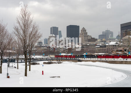 Montreal, CA - 21. Februar 2019: Skyline von Montreal vom Alten Hafen im Winter Stockfoto