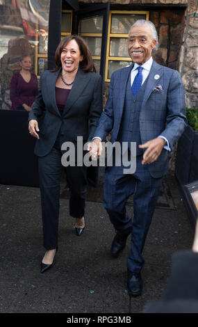 In den Vereinigten Staaten. 21 Feb, 2019. US-Senator Kamala Harris besucht Mittagessen mit Reverend Al Sharpton in Sylvia's Restaurant Credit: Lev Radin/Pacific Press/Alamy leben Nachrichten Stockfoto