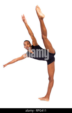 Passen junge schwarze Tänzerin balancing Ballett Formen auf weißem Hintergrund anzeigen Stockfoto