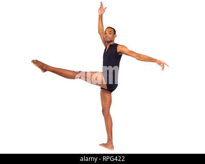 Passen junge schwarze Tänzerin balancing Ballett Formen auf weißem Hintergrund anzeigen Stockfoto