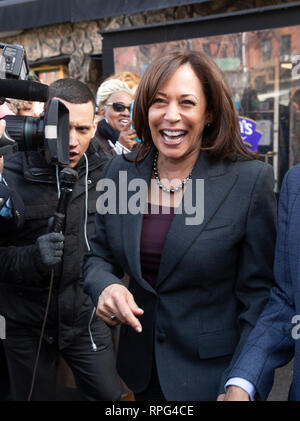 In den Vereinigten Staaten. 21 Feb, 2019. US-Senator Kamala Harris besucht Mittagessen mit Reverend Al Sharpton in Sylvia's Restaurant Credit: Lev Radin/Pacific Press/Alamy leben Nachrichten Stockfoto