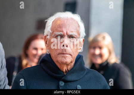 Mailand, Italien. 21 Feb, 2019. NAMEGUEST außerhalb Emporio Armani zeigen während der Mailand Fashion Week Herbst/Winter 2019/20 Kredit: Alessandro Bremec/Pacific Press/Alamy Live Nachrichten gesehen Stockfoto