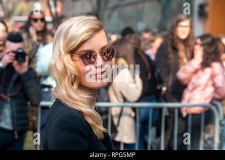 Mailand, Italien. 21 Feb, 2019. Georgien kann Jagger außerhalb Emporio Armani zeigen während der Mailand Fashion Week Herbst/Winter 2019/20 Kredit: Alessandro Bremec/Pacific Press/Alamy Live Nachrichten gesehen Stockfoto