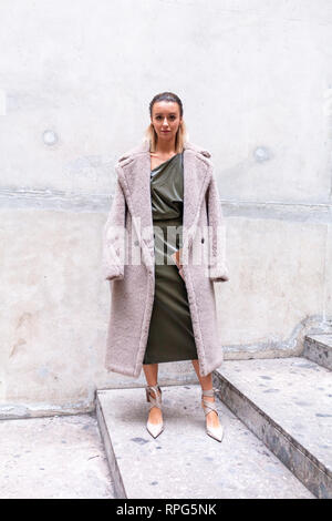 Mailand, Italien. 21 Feb, 2019. Nataly Osmann außerhalb Max Mara zeigen während der Mailand Fashion Week Herbst/Winter 2019/20 Kredit: Alessandro Bremec/Pacific Press/Alamy Live Nachrichten gesehen Stockfoto