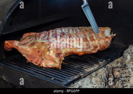 Rippchen mit Salz, Pfeffer und Thymian langsam im Ofen gebacken. Stockfoto