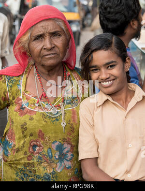 Happy stehendes Mädchen mit ihrer Großmutter, Jaisalmer, Rajasthan, Indien Stockfoto