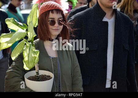 Mathilda Leon Kostüm. Lächelnde Mädchen in Händen hält einen Blumentopf und gehen auf die Straße. , Svilajnac, Serbien, Europa Stockfoto