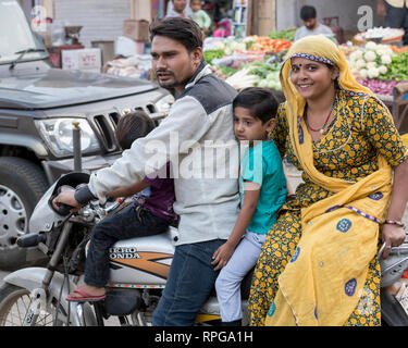 Paar mit ihre Kinder reiten Motorrad, Jaisalmer, Rajasthan, Indien Stockfoto