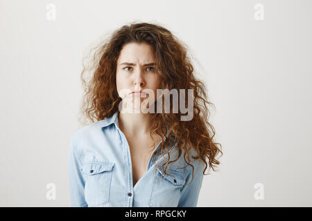Portrait von Missfallen verärgert wütend Weiblich, Unzufriedenheit und unglücklich, über Graues studio Hintergrund isoliert. Stockfoto