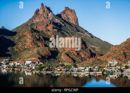 Bahia und Tetakahui Hügel in Bahia neben der Wüste in San Carlos, Sonora, Mexiko. Golf von Kalifornien. Das Meer von Cortés. Mar Bermejo, befindet sich zwischen der Halbinsel Baja California. Reiseziel, Ausflüge. (Foto: Luis Gutierrez/NortePhoto.com) Stockfoto
