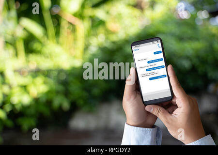 Mann, tippen Sie auf die Schaltfläche Instant Messaging-Anwendung auf dem Mobiltelefon Stockfoto