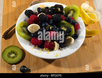 Perfekte Schale mit frischen Beeren für das Frühstück oder das Mittagessen oder Dessert Stockfoto