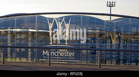 XVII Commonwealth Games und allgemein als Manchester Stadion Gewinner Plakette 2002 im Glas bekannt, North West England, Großbritannien Stockfoto