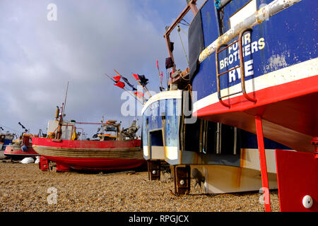 Hastings Fischerboote am Strand die Stader Altstadt von Stadt Fischer, East Sussex, UK an einem stürmischen Tag im Winter. Stockfoto