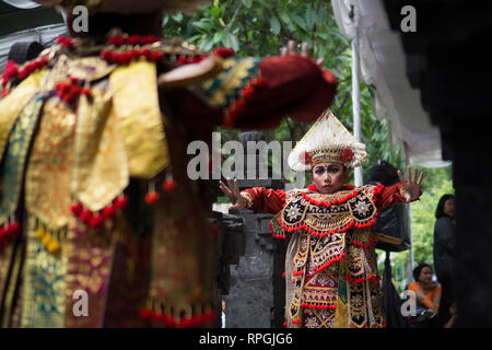 DENPASAR, BALI-DEZEMBER 2017: Denpasar Festival, jedes Jahr im Dezember. Kindervorstellung Baris-Tanz Stockfoto