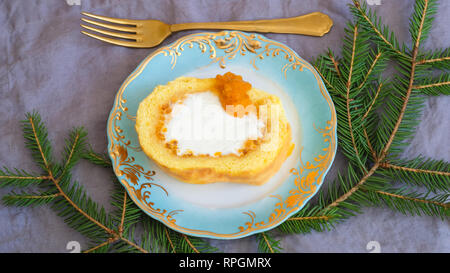 Arktis roll Stück auf eine dekorative Platte und goldenen Gabel. Ice Cream Cake mit Vanilleeis und Moltebeermarmelade Stockfoto