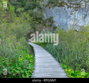 Eine der vielen hölzernen Fußwegen, die Tausende von Besuchern durch die Schönheit des Nationalparks Plitvicer Seen in Kroatien führen. Stockfoto