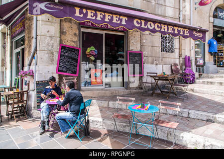 Menschen in ein Café im Freien Tisch im L'Effet Clochette in der Altstadt von Marseille, Frankreich. Stockfoto