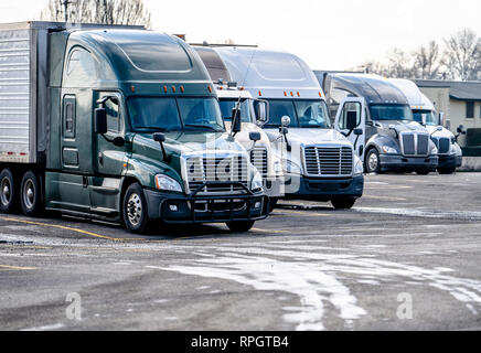 Big rigs kommerziellen Ladung Spediteure halb Lkw mit verschiedenen Auflieger verschiedener Marken und Modelle stehen auf LKW-Parkplätze für LKW-Fahrer Stockfoto