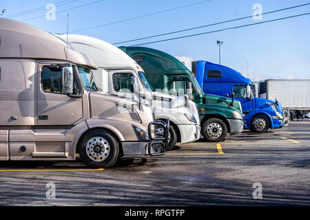 Big rigs kommerziellen Ladung Spediteure halb Lkw mit verschiedenen Auflieger verschiedener Marken und Modelle stehen auf LKW-Parkplätze für LKW-Fahrer Stockfoto