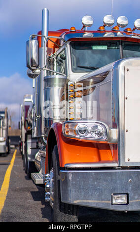 Orange gewerblichen Güterfernverkehr amerikanische Logistik Fracht führer Transport Big Rig kraftvoller klassischer Semi Truck mit Winter Kühlergrill Schutz für engi Stockfoto