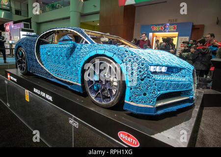 Toronto, Ontario, Kanada, 21. Februar 2019. Eine volle Größe Bugatti Chiron Modell aus LEGO auf Anzeige an der 2019 Canadian International Autoshow an Stockfoto