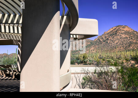 Die moderne Architektur und Saguaro Kakteen Bereich um den das Arizona-Sonora Desert Museum mit Blick auf eine unglaubliche und endlose Aussicht in Tucson, AZ Stockfoto