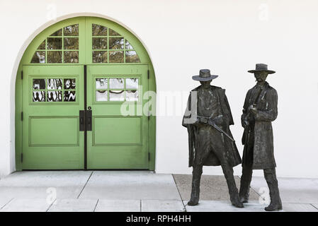 Bronze Statuen von Doc Holiday und Wyatt Earp zum Gedenken an die Erschießung von Frank Stilwell, in der Nähe des ehemaligen Tuscon Railroad Depot, heute ein Museum Stockfoto