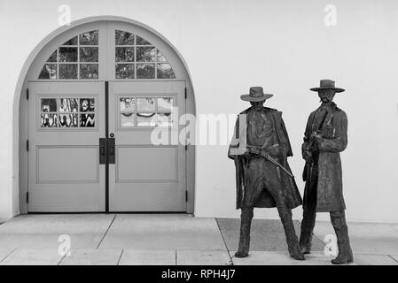 Bronze Statuen von Doc Holiday und Wyatt Earp zum Gedenken an die Erschießung von Frank Stilwell, in der Nähe des ehemaligen Tuscon Railroad Depot, heute ein Museum Stockfoto