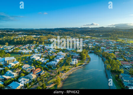 Antenne Landschaft von Varsity Lakes suburb bei Sonnenuntergang. Gold Coast, Queensland, Australien Stockfoto