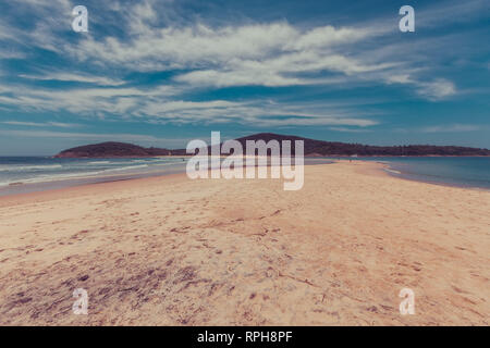 Menschen zu Fuß auf Fingal Fingal Sandbank in der Nähe der Insel bei Fingal Bay, New South Wales, Australien Stockfoto