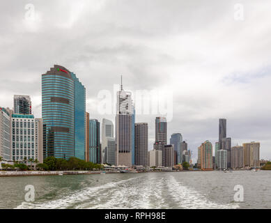 Segeln auf den Brisbane River vom Wolkenkratzer wasser Trail Stockfoto