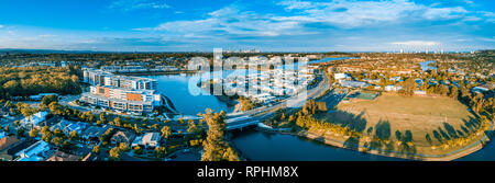 Antenne Panorama der Varsity Lakes bei Sonnenuntergang. Gold Coast, Queensland, Australien Stockfoto