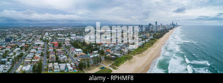 Antenne Panorama von Mermaid Beach suburb und Gold Coast Skyline, Queensland, Australien Stockfoto