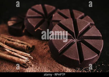 Schokolade Mexicano, Zimtstangen und mexikanische Schokolade aus Oaxaca Mexiko auf Holz in rustikalem Stil Stockfoto