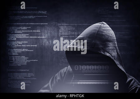 Internet Kriminalität Konzept. Hacker arbeiten an einer digitalen Code auf dunklem Hintergrund mit digitaler Schnittstelle um. Stockfoto