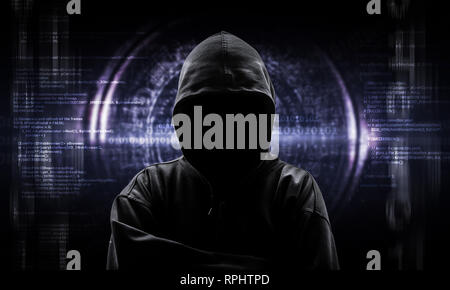 Silhouette von einem Hacker isoliert auf schwarz mit Binärcodes auf Hintergrund Stockfoto