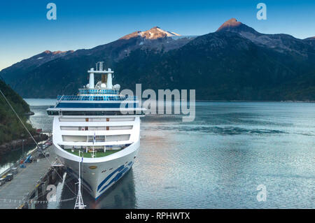 September 15, 2018 - Skagway, AK: Princess Cruises Schiff Andocken an Port in den frühen Morgen. Von Holland America des Volendam fotografiert. Stockfoto