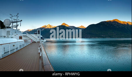 September 15, 2018 - Skagway, AK: Sunrise alpenglow Licht auf die Berge und den Blick auf Taiya Inlet aus der Volendam Kreuzfahrt Schiff Sport Deck während arrivin Stockfoto