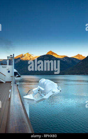 September 15, 2018 - Skagway, AK: Sunrise alpenglow Licht auf die Berge und den Blick auf Taiya Inlet aus der Volendam Kreuzfahrt Schiff Sport Deck während arrivin Stockfoto