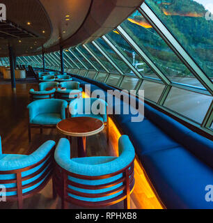 September 15, 2018 - Skagway, AK: Leere Sitze in der Dämmerung, am frühen Morgen in der Lounge das Crow's Nest an Bord der Volendam Kreuzfahrt Schiff in po angedockt Stockfoto