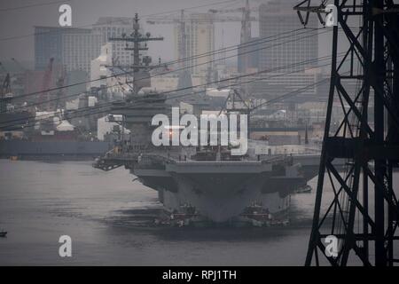 190221-N-YG 157-0024 Portsmouth, Virginia (21. Februar 2019) dem Flugzeugträger USS George H.W. Bush (CVN 77) (GHWB) die Durchfuhr den Elizabeth River in Richtung Norfolk Naval Shipyard (NNSY). Bei NNSY GHWB ist zurzeit eine Docking geplante schrittweise Verfügbarkeit (DPIA). (U.S. Marine Foto von Mass Communication Specialist Seaman Dakota L. David) Stockfoto