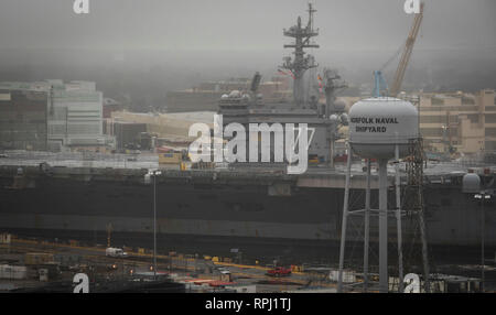 190221-N-YG 157-0090 Portsmouth, Virginia (21. Februar 2019) dem Flugzeugträger USS George H.W. Bush (CVN 77) (GHWB) die Durchfuhr den Elizabeth River in Richtung Norfolk Naval Shipyard (NNSY). Bei NNSY GHWB ist zurzeit eine Docking geplante schrittweise Verfügbarkeit (DPIA). (U.S. Marine Foto von Mass Communication Specialist Seaman Dakota L. David) Stockfoto