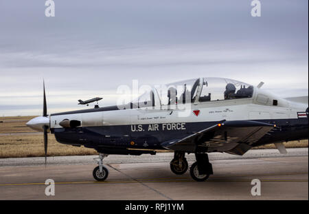 Eine Euro-NATO Joint Jet Pilot Training Pilot auf dem Rücksitz eines T-6A Texan II Uhren als eine F-35 Lightning II landet Sheppard Air Force Base, Texas, Jan. 10, 2019. Vier F-35 s von Eglin AFB, Fla., gestoppt bei Sheppard als Teil eines grundständigen Pilot Training base Road Tour, das Flugzeug zu 80th Flying Training Wing Flugschülern sowie Anzeigen Briefings. Einige F-35 Aircraft Maintenance Flieger in der Ausbildung von der 82nd Training Wing konnten auch einen Blick auf die fünfte Generation der Kämpfer und sprechen Sie mit Active Duty Wartung Flieger zu bekommen. (U.S. Air Fo Stockfoto