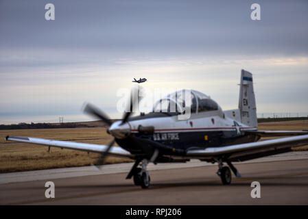 Eine F-35A Lightning II von eglin Air Force Base, Fla., nimmt als T-6A Texan II Taxis in der Vorbereitung für ein Training Mission in Sheppard AFB, Texas, Jan. 10, 2019. Vier F-35 s von Eglin AFB, Fla., gestoppt bei Sheppard als Teil eines grundständigen Pilot Training base Road Tour, das Flugzeug zu 80th Flying Training Wing Flugschülern sowie Anzeigen Briefings. Einige F-35 Aircraft Maintenance Flieger in der Ausbildung von der 82nd Training Wing konnten auch einen Blick auf die fünfte Generation der Kämpfer und sprechen Sie mit Active Duty Wartung Flieger zu bekommen. (U.S. Air Force Foto Stockfoto