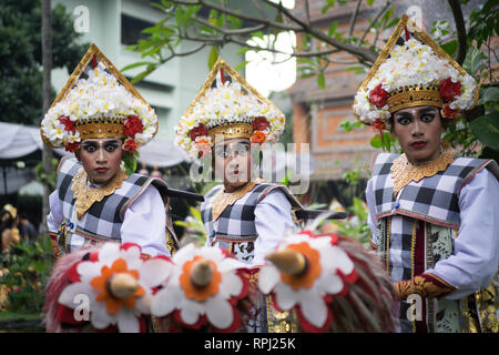 Baris Gede Tänzer, eine Balinesische Krieger Tanz, Performance bei Denpasar Festival Stockfoto