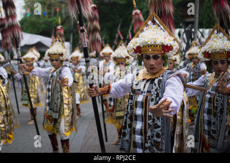 Baris Gede Tänzer, eine Balinesische Krieger Tanz, Performance bei Denpasar Festival Stockfoto