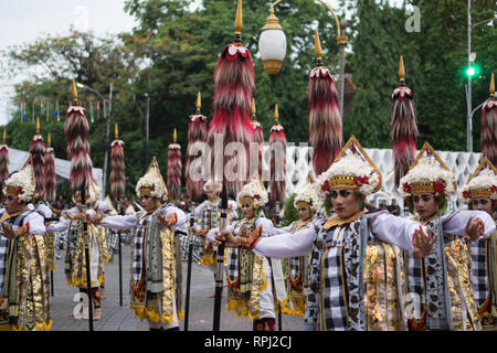 Baris Gede Tänzer, eine Balinesische Krieger Tanz, Performance bei Denpasar Festival Stockfoto